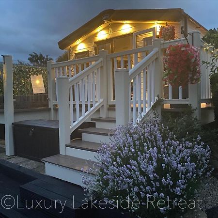 Готель Lakeside Retreat With Hot Tub & Fishing Peg At Tattershall Lakes Country Park Екстер'єр фото