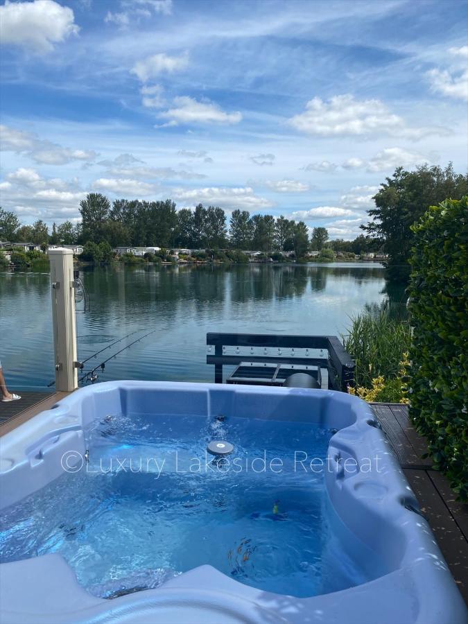 Готель Lakeside Retreat With Hot Tub & Fishing Peg At Tattershall Lakes Country Park Екстер'єр фото