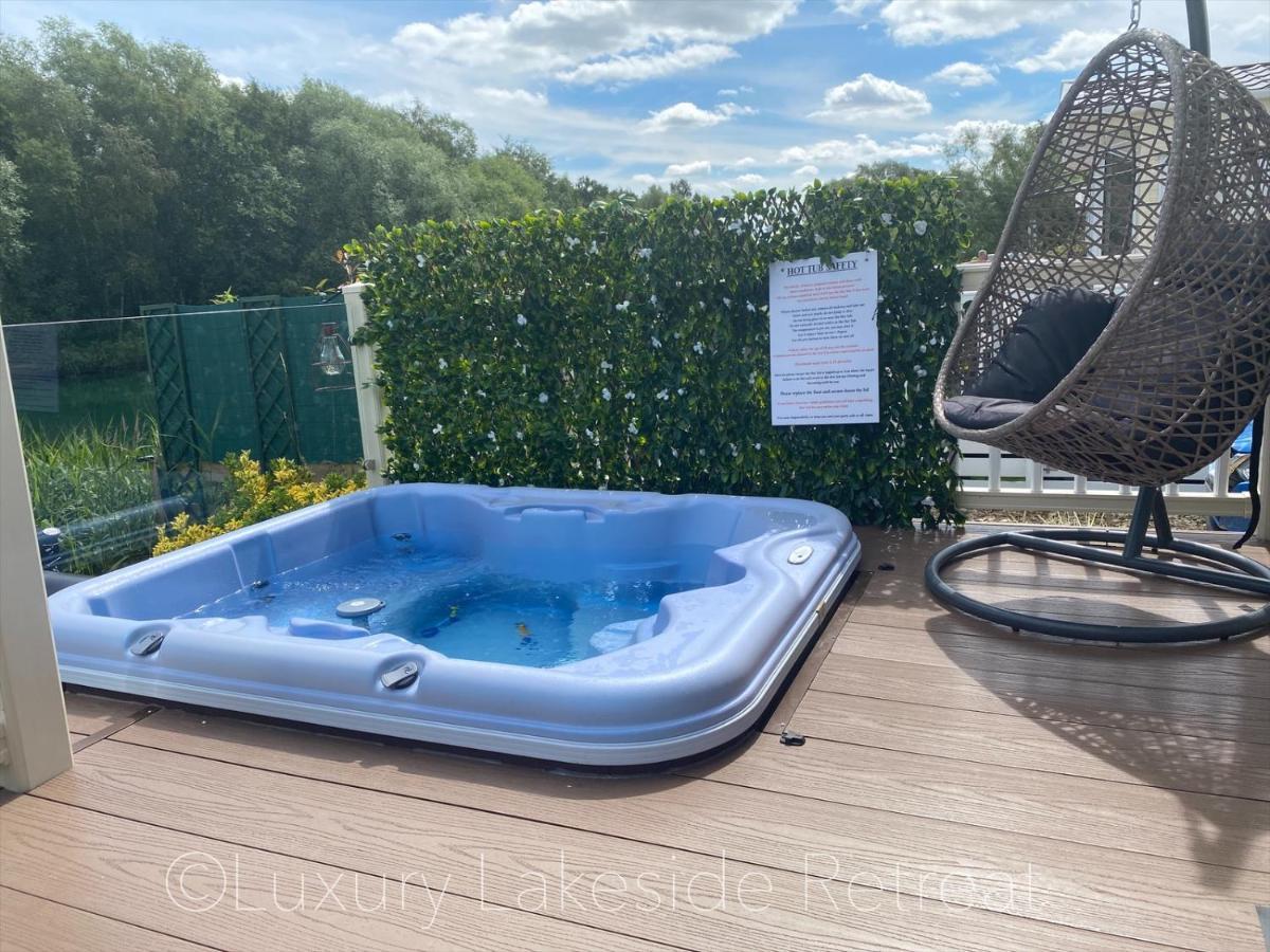 Готель Lakeside Retreat With Hot Tub & Fishing Peg At Tattershall Lakes Country Park Екстер'єр фото