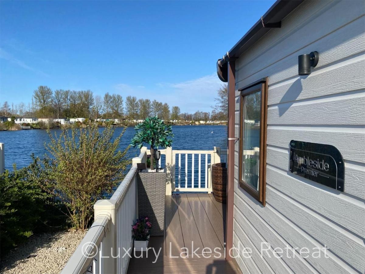 Готель Lakeside Retreat With Hot Tub & Fishing Peg At Tattershall Lakes Country Park Екстер'єр фото